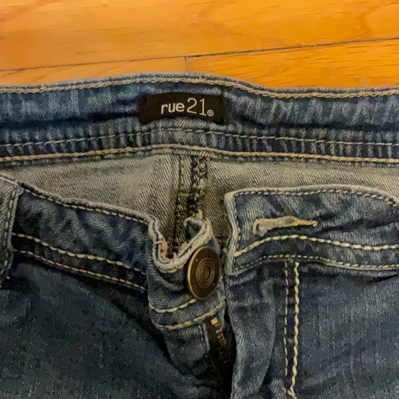 Rue21 Faded Denim Blue Jean Shorts with Lace back pockets - Picture 3 of 4